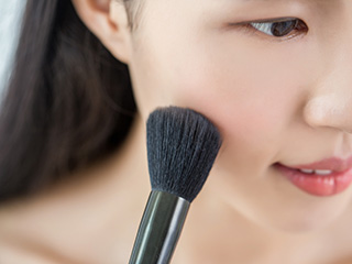 ファンデーションを生え際ぎりぎりまで塗っている
