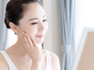 頬に手を当てる女性