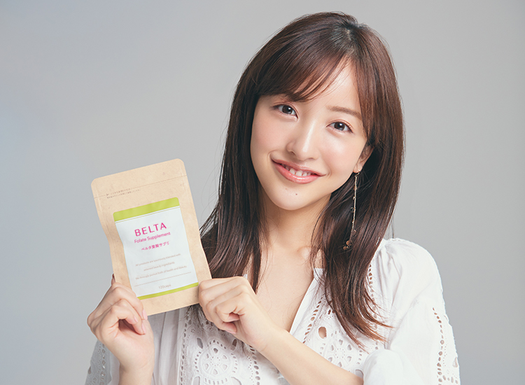 ベルタ葉酸サプリを持つ板野 友美さん